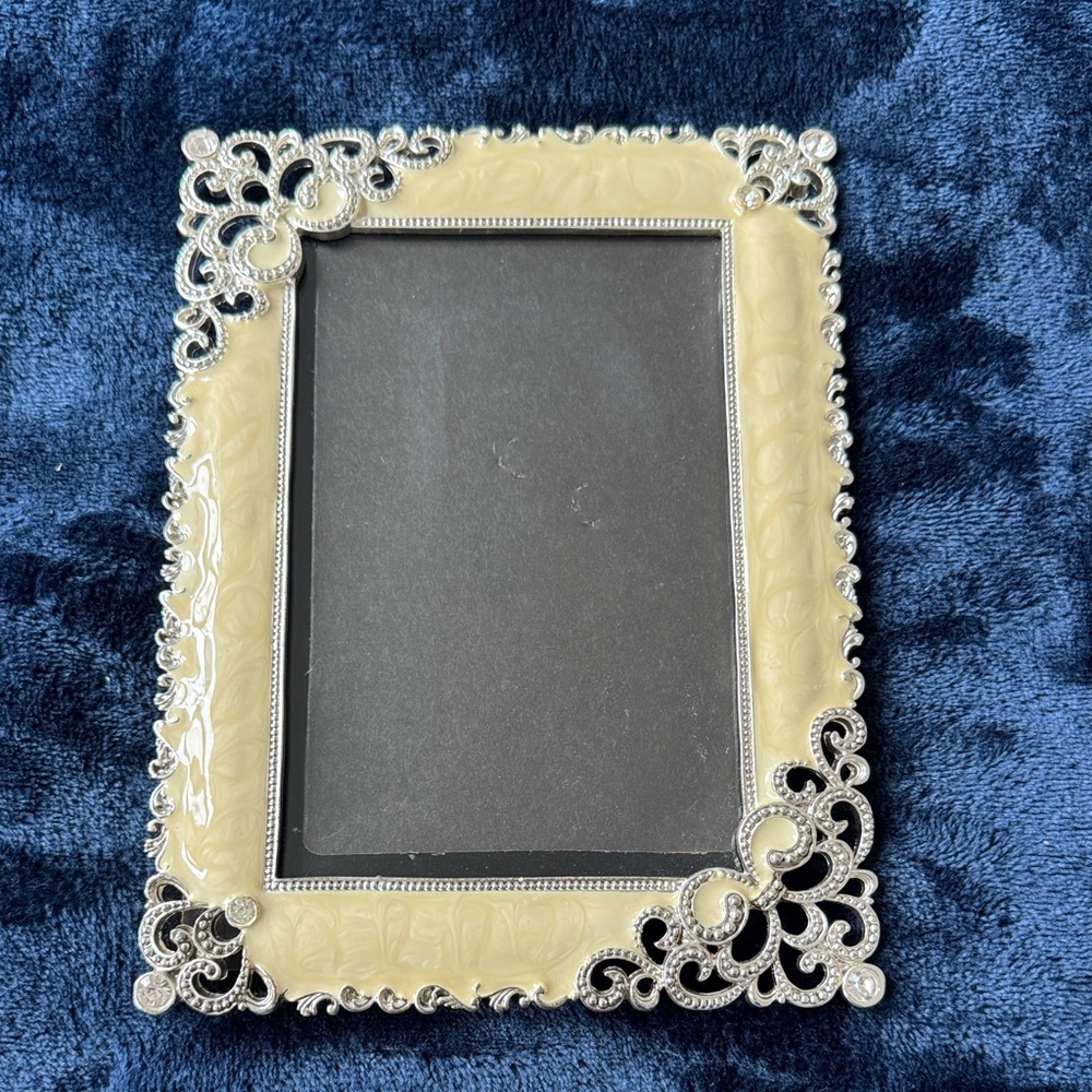 Vintage Ornate Cream and Silver Filigree Photo Frame - Quality Home Accents